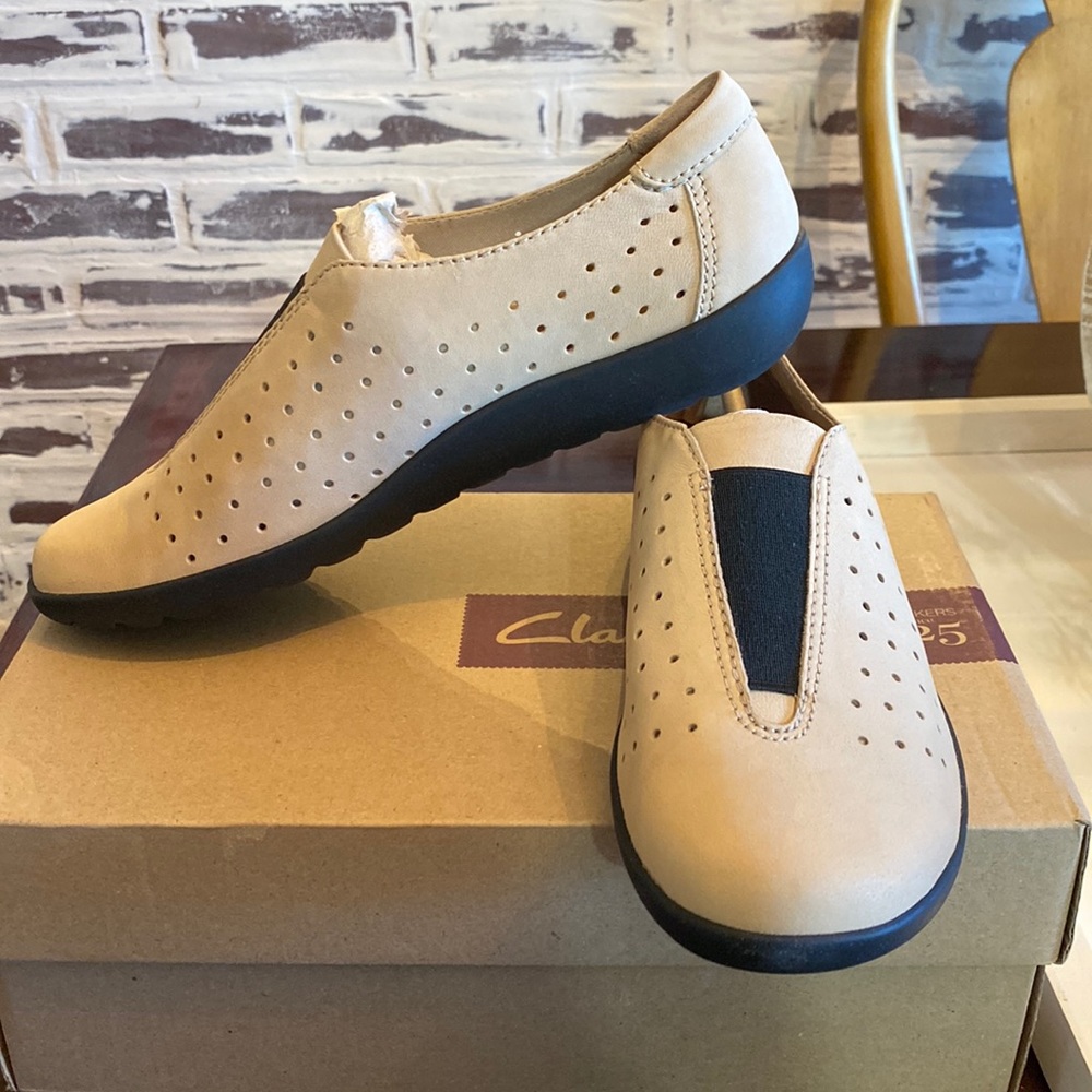 Nib Pair Of Clarks Perforated Nubuck Leather Shoe… - image 1